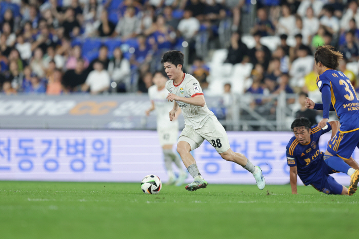 '24 hours of selection for return, 'Cheol-in'Cho Hyun-woo fighting spirit' Ulsan overpowered Gangwon 2-0 → Yang Min-hyuk retakes the lead, replacing Hwang Moon-ki'Empty Son'