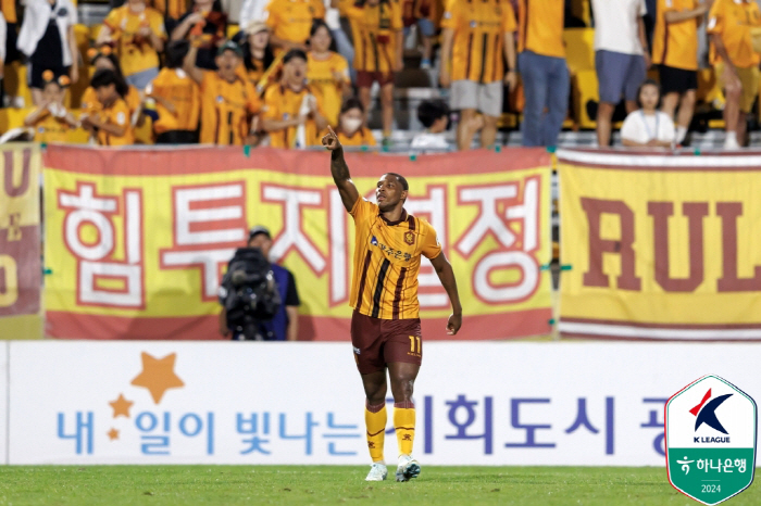 'Dakgong saved it. 'Final A Hope' Gwangju Gabriel-Choi Kyung-rok's consecutive goals, 2-1 defeat Pohang