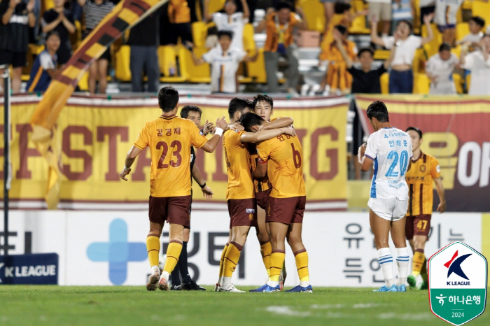 'Dakgong saved it. 'Final A Hope' Gwangju Gabriel-Choi Kyung-rok's consecutive goals, 2-1 defeat Pohang