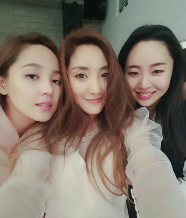 S.E.S. Bada and Yujin, once again 'Min Heejin's open support'Please cheer up'