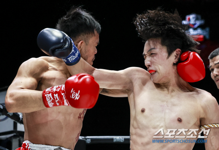 I can't believe it's a KO victory that fainted with a backspin blow in Muay Thai suzerain state... Two seconds before the end of the first round, Thailand was shocked