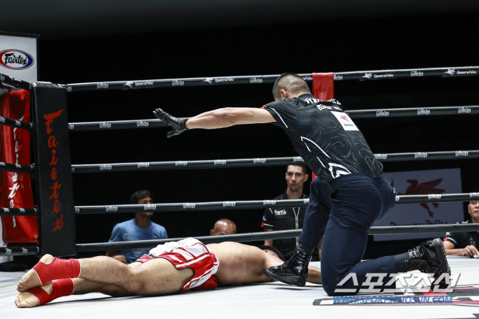 I can't believe it's a KO victory that fainted with a backspin blow in Muay Thai suzerain state... Two seconds before the end of the first round, Thailand was shocked