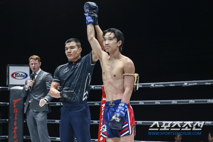 I can't believe it's a KO victory that fainted with a backspin blow in Muay Thai suzerain state... Two seconds before the end of the first round, Thailand was shocked