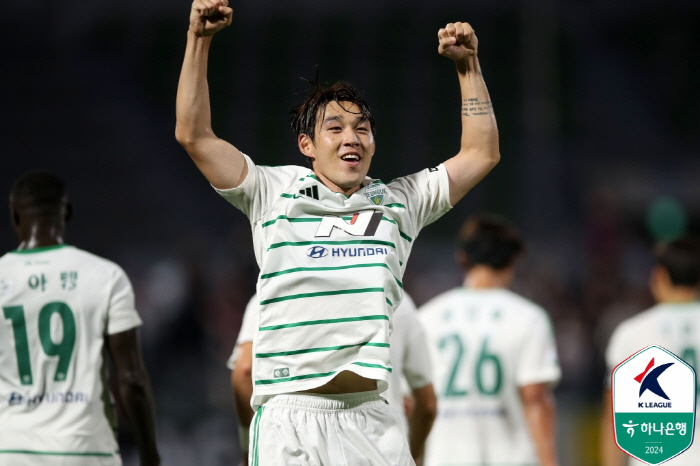  'Lee Seung-woo's Jeonbuk debut goal' had a substitution effect...Jeonbuk will revive, '3rd place'Suwon FC 6-0 down '10th place  4 games undefeated'