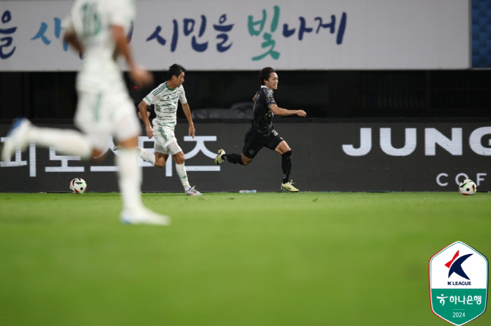  'Lee Seung-woo's Jeonbuk debut goal' had a substitution effect...Jeonbuk will revive, '3rd place'Suwon FC 6-0 down '10th place  4 games undefeated'