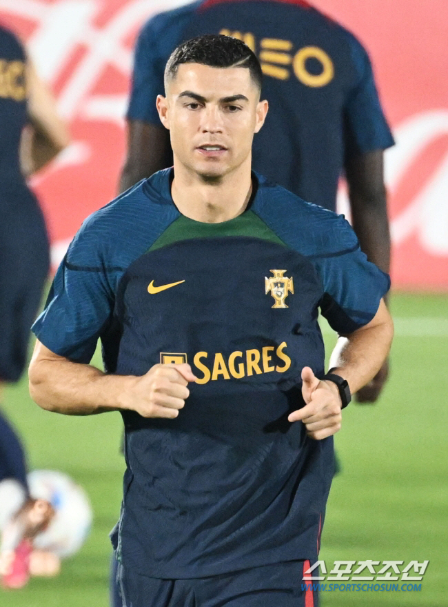 Ronaldo Breaks First Social Network Followers '1 Billion' Second Place, 700 Million Selena Gomez