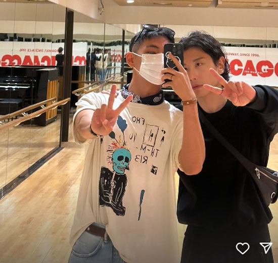 BTS V X Park Hyo Shin is 14 years old. Real best friends. Cute V selfie