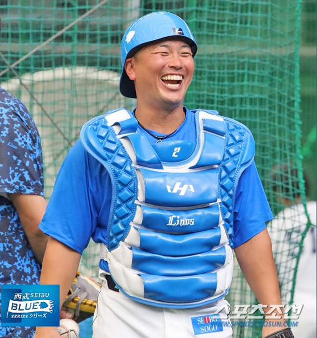 For backup catcher who played one game in two years, he went out as a second catcher for the first time in his 11th year of joining the retirement game, doubled and replaced, saying goodbye to 27,444 spectators (Min Chang-ki's Japanese baseball)