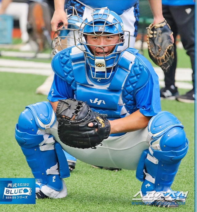 For backup catcher who played one game in two years, he went out as a second catcher for the first time in his 11th year of joining the retirement game, doubled and replaced, saying goodbye to 27,444 spectators (Min Chang-ki's Japanese baseball)