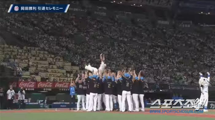 For backup catcher who played one game in two years, he went out as a second catcher for the first time in his 11th year of joining the retirement game, doubled and replaced, saying goodbye to 27,444 spectators (Min Chang-ki's Japanese baseball)