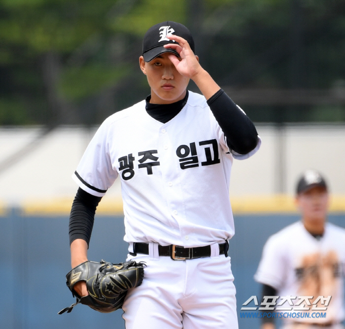 A high school student in the older brothers' competition 'Lotte Man' Kim Tae-hyun's hard pitching'23 Under-23'Choi Tae-won-ho lost 1-2 to Japan