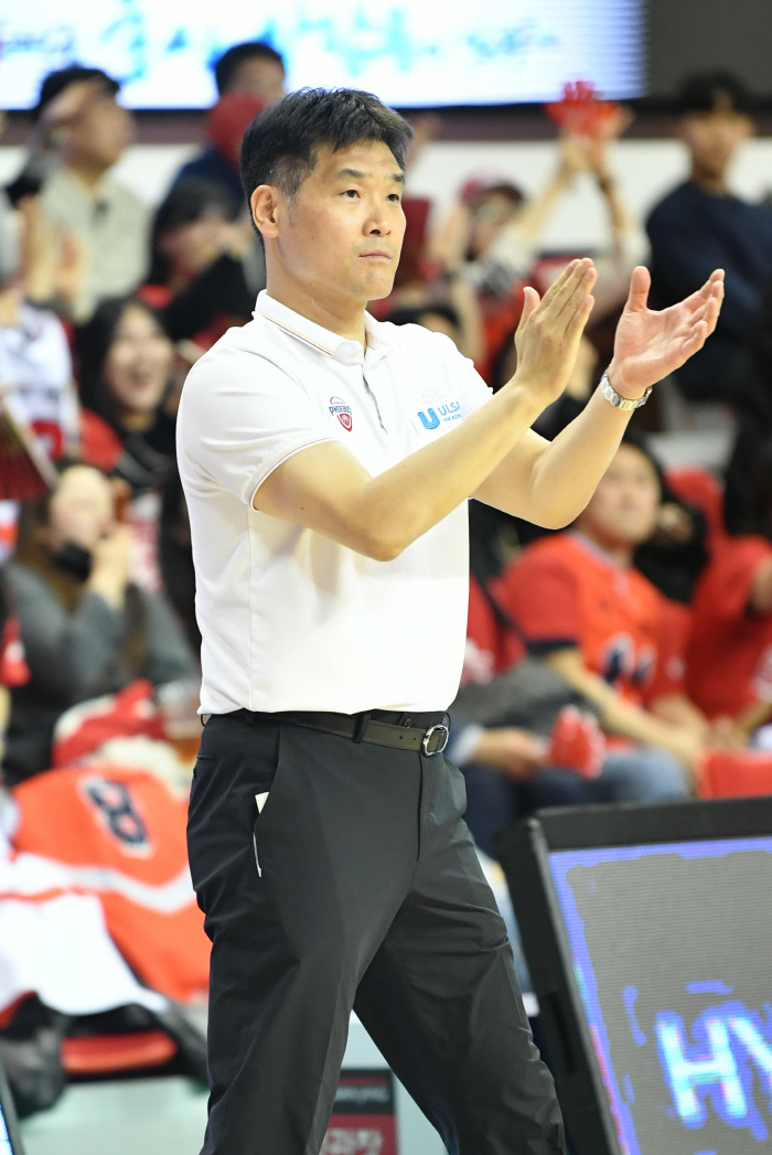  Director Cho Dong-hyun of Hyundai Mobis who clarified the task. Ace Shaun Long  Strong Rotation  Complementing Pressure Weakness