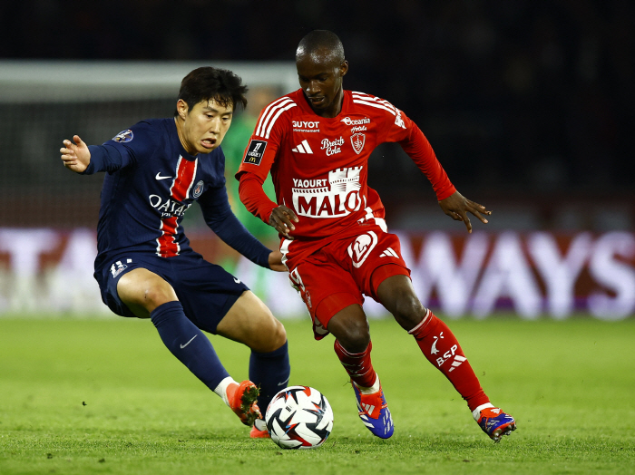 Lee Kang-in is starting to solidify his position as PSG's main player. 3rd to 4th place in the team in the score against Brestua. 7.3 and 7.4 points for the 2nd kill pass, respectively