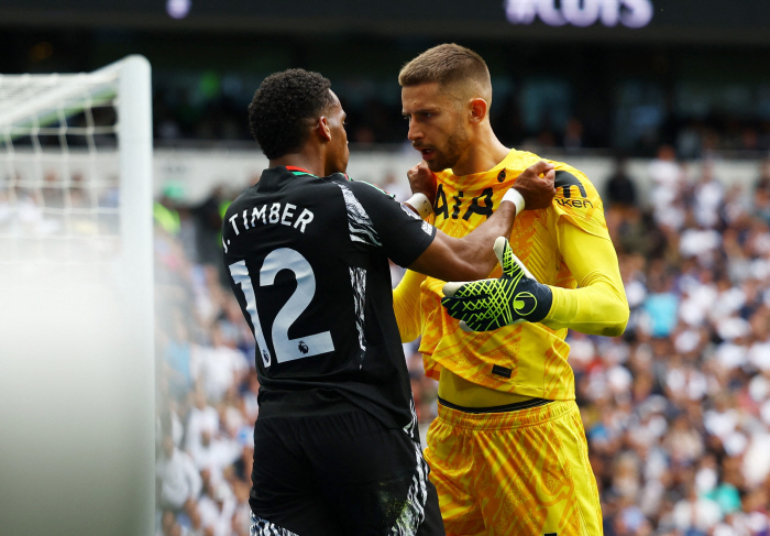  Tottenham 0-0 Arsenal finished in the first half. Son Heung-min's sharp cutback