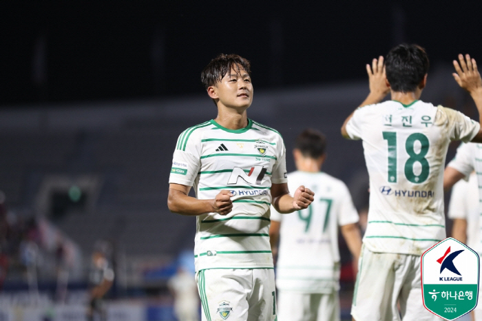  'Jeonbuk debut goal explosion' Lee Seung-woo's crazy performance left his team behind...