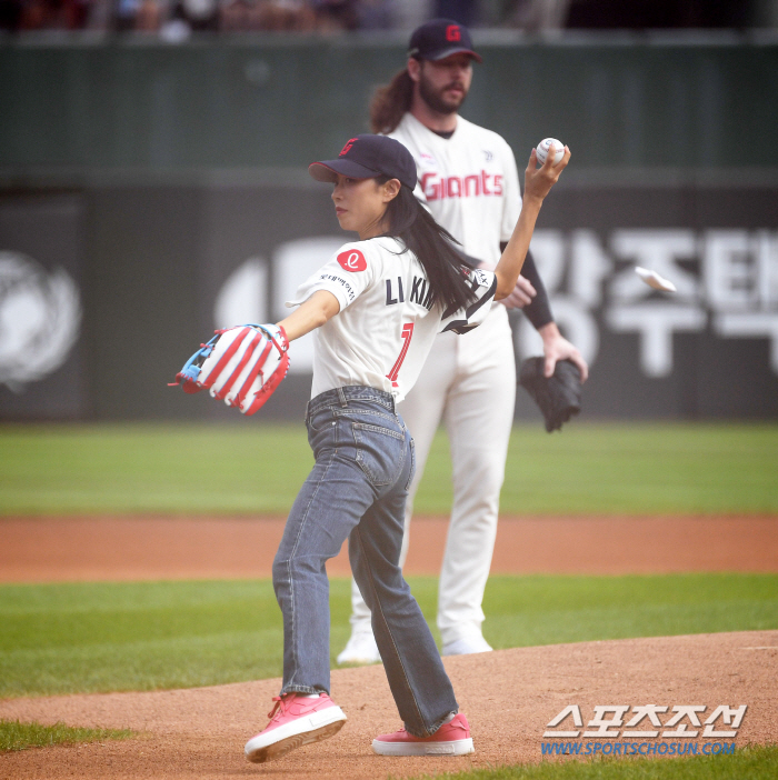  Lia Kim 'Powerful first pitch '