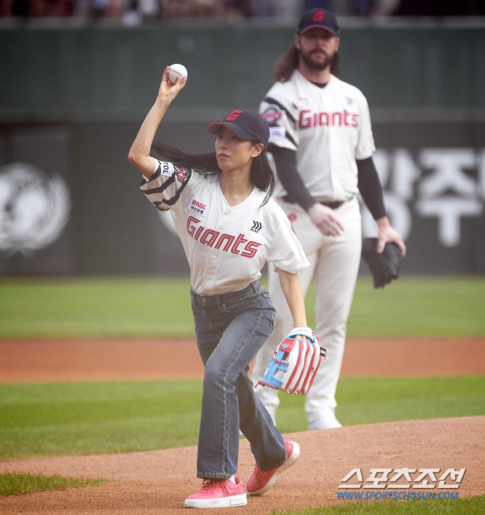  Lia Kim 'Powerful first pitch '