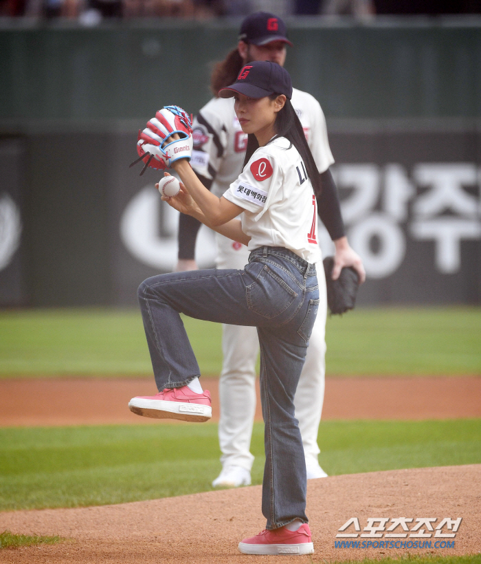  Lia Kim 'Powerful first pitch '