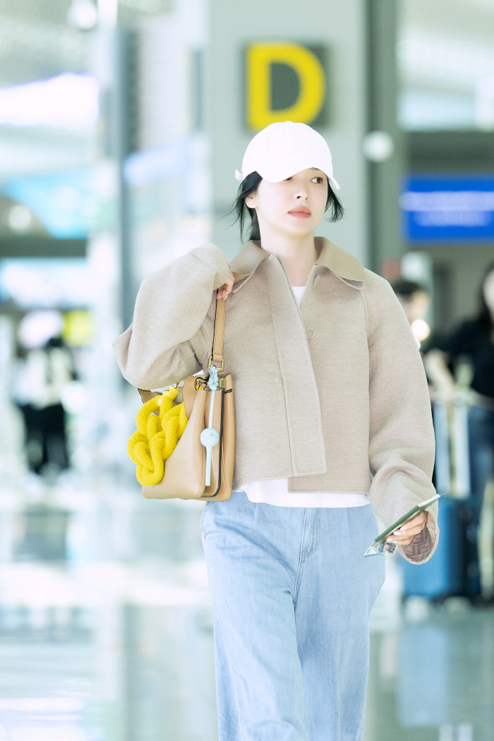 Song Hye-kyo, jacket in this weather..Airport fashion with beauty ahead of the season