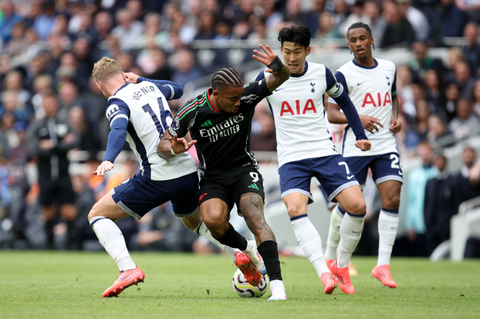 Even Son Heung-min shook his head...Tottenham lost 0-1 to Arsenal in vain → SON harsh criticism '5 points'