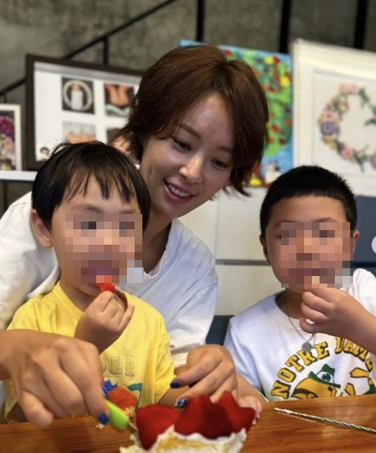 Hwang Jung-eum, the first holiday since 'Lee Young-don and divorce'Hugging your two sons 