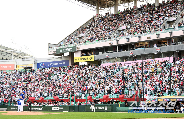 The 2 o'clock game in the midst of a heatwave, KBO's temporary measures of a 10-minute break from player's futility to referee replacement. 