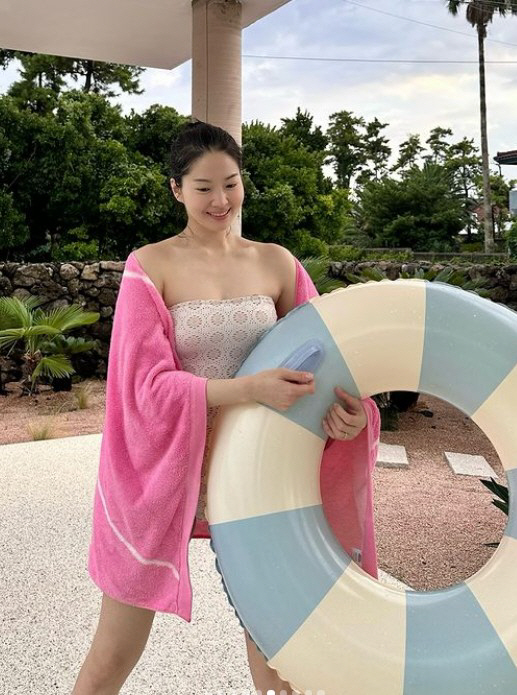 ' Forward ♥' Ryu Seo, what is nude-toned optical illusion swimming suit fat?