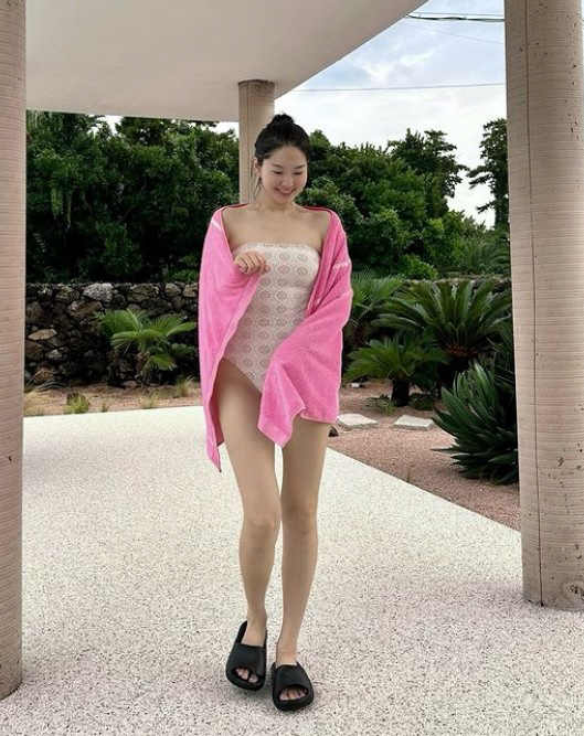 ' Forward ♥' Ryu Seo, what is nude-toned optical illusion swimming suit fat?