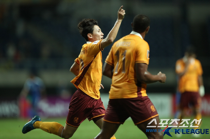 'Hangawi's Jung Hyo Ball is awesome!' Asani hat-trick X 5 goals in the second half, 7-3 victory over Yokohama 