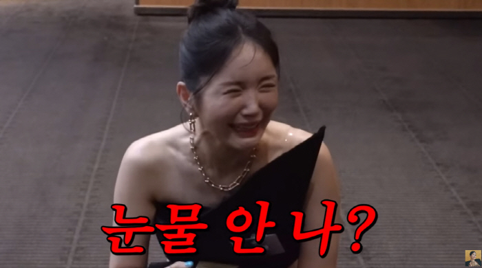 Jang Young-ran sat down in her dress and cried loudly 