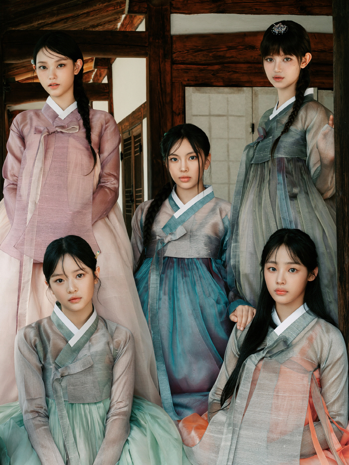 New Jeans 'Third Chuseok with Bernese'5 People'5 Colors' Brilliant Hanbok Look