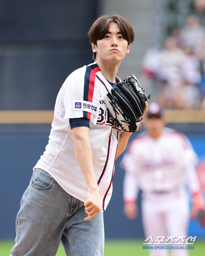  Actor Lee Won-jung 'Serious eyes, first pitch'