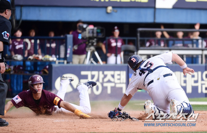 'Save that flew away' Still, Kim Taek-yeon, the No. 1 rookie award winner, couldn't laugh because of his teammate's defense mistakes 