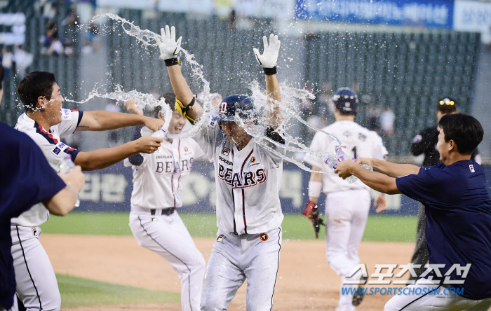 'Save that flew away' Still, Kim Taek-yeon, the No. 1 rookie award winner, couldn't laugh because of his teammate's defense mistakes 