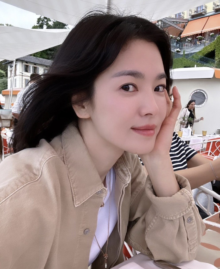 Song Hye-kyo enjoyed Chuseok holiday in Italy..Wear luxurious short sleeves and relaxation