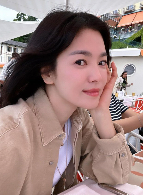 Song Hye-kyo is just wearing a white t-shirt, but she's beautiful in Italy