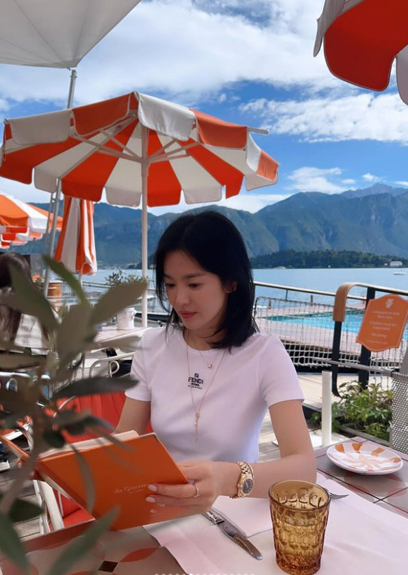 Song Hye-kyo is just wearing a white t-shirt, but she's beautiful in Italy