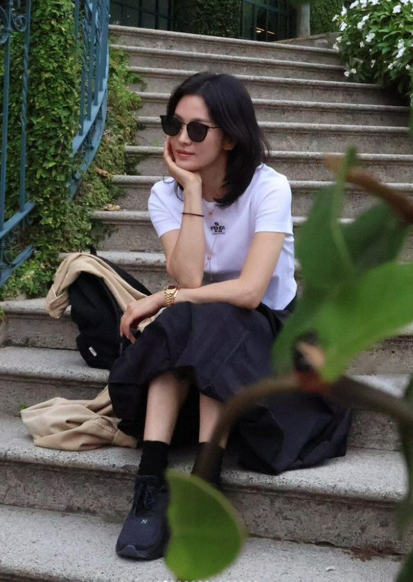 Song Hye-kyo is just wearing a white t-shirt, but she's beautiful in Italy