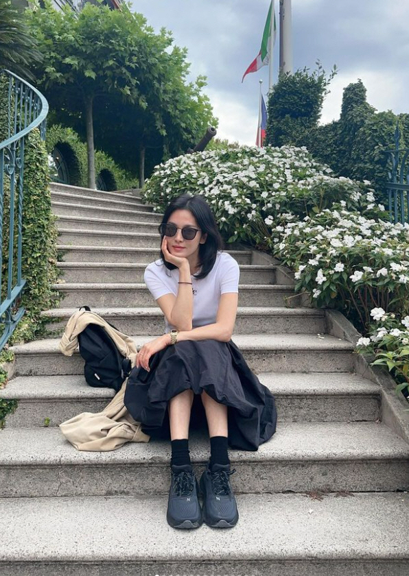 Song Hye-kyo is just wearing a white t-shirt, but she's beautiful in Italy