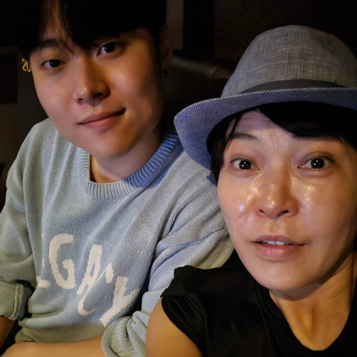 Cho Hye-ryeon, a movie theater date with her handsome son..a friendlike mother