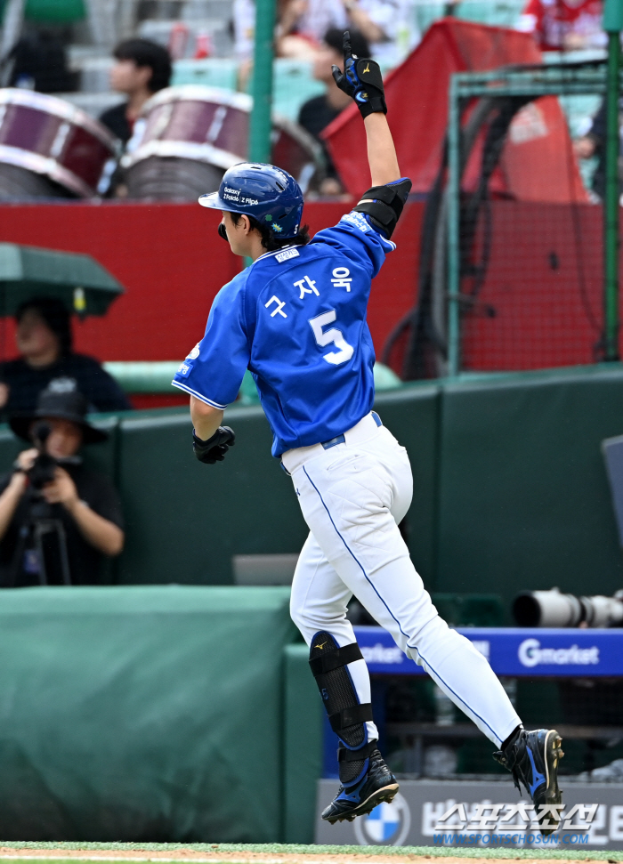 Koo Ja-wook, who conquered the 30th home run for the first time in his life, exploded his 31st gun...He also achieved his 34th 300 double. 