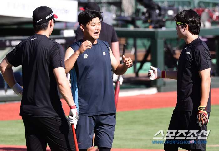 Meeting his/her family members during the Chuseok holiday 'Sajik Stadium lucky hitter', the friendship remains the same even though the uniform color is different 