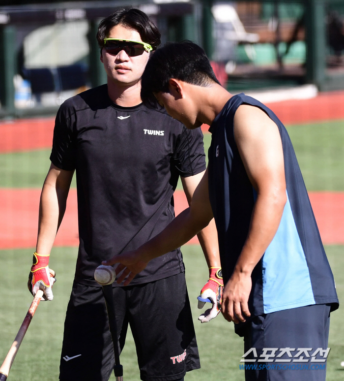 Meeting hisher family members during the Chuseok holiday 'Sajik Stadium lucky hitter', the friendship remains the same even though the uniform color is different 