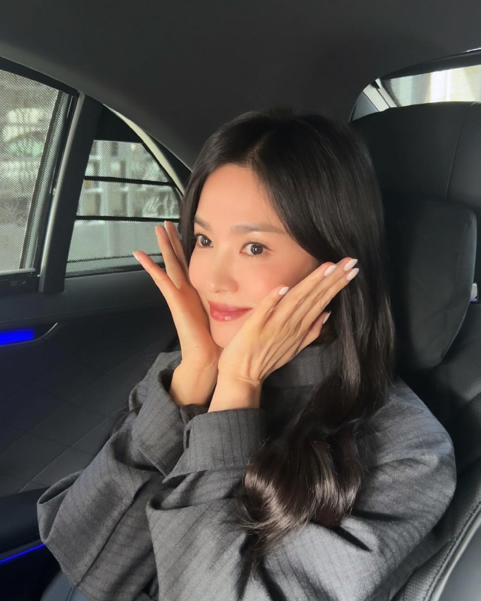 Song Hye-kyo captures 'Luvstar' in Milan..'Stop following me' Surprised