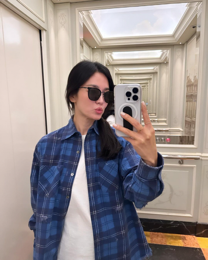 Song Hye-kyo captures 'Luvstar' in Milan..'Stop following me' Surprised