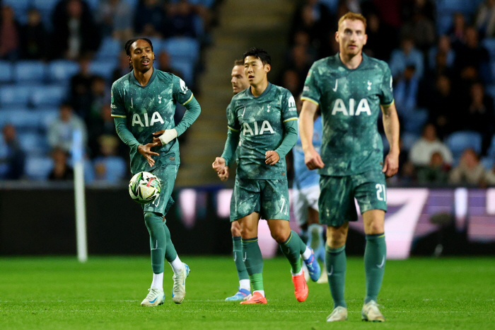 'Early elimination crisis instead of getting out of the closet''SON puts in late and explodes the anger of fans'→'28 minutes fire  0 shoot'...Tottenham come from behind to win 2-1 against Coventry