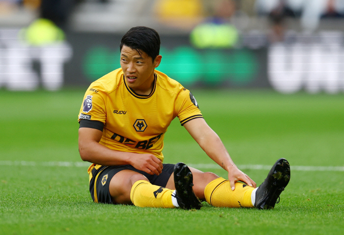 'Honestly terrible look''Worst player in the team'...'0 goals 0 help in 6 games' Hwang Hee-chan, is the reason for the slump a rental colleague? 'There's a position problem'