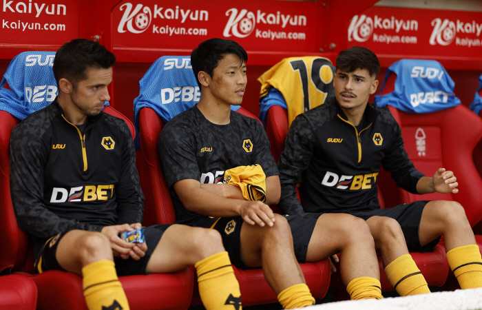 'Honestly terrible look''Worst player in the team'...'0 goals 0 help in 6 games' Hwang Hee-chan, is the reason for the slump a rental colleague? 'There's a position problem'