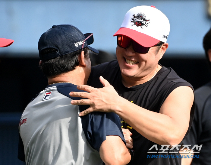 'Hyungwoo, you did a great job' Coach Park Heung-sik, who hugged his student wearing a regular season winning hat