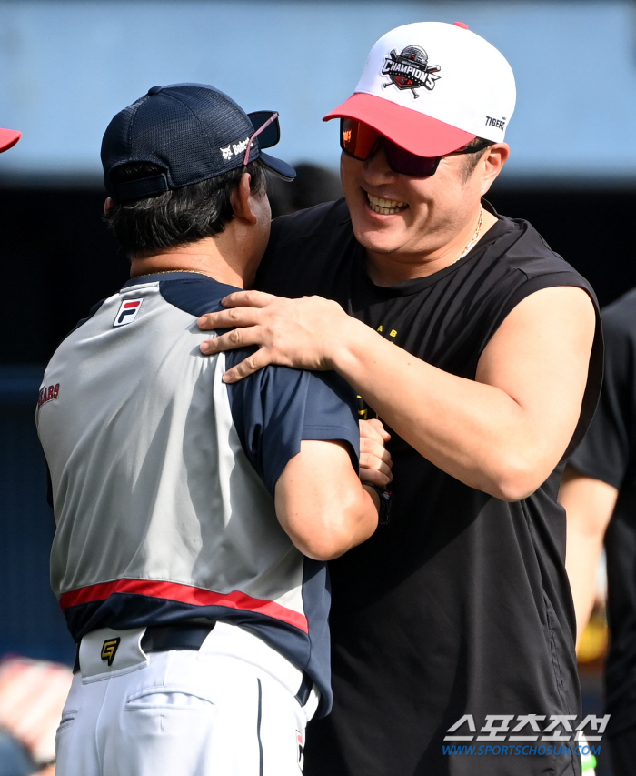 'Hyungwoo, you did a great job' Coach Park Heung-sik, who hugged his student wearing a regular season winning hat